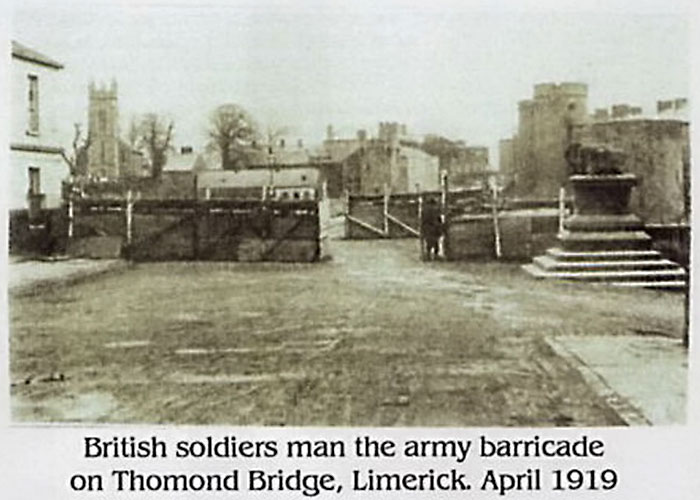 Британские солдаты построили укрепления на мосту, через который происходил въезд в Лимерик.