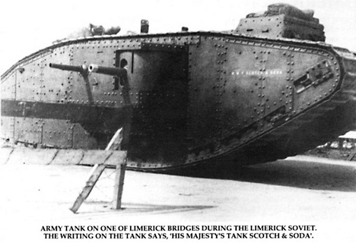 Британский танк блокирует въезд в Лимерик.