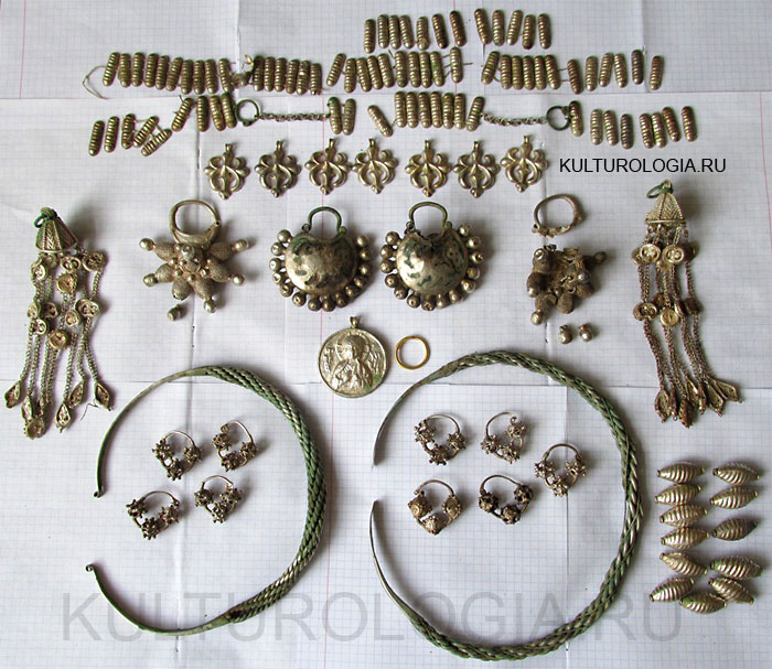 Клад серебряных женских украшений XII века, найденный на территории Украины.