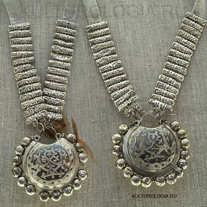 Серебряные рясы и колты с чернью, найденные в составе одного из кладов Старой Рязани. 12 век.