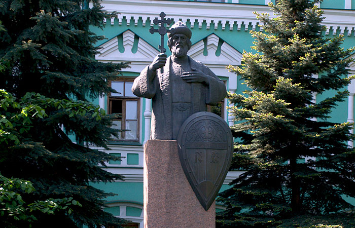 Памятник князю Владимиру в Москве на территории Даниловского мужского монастыря.