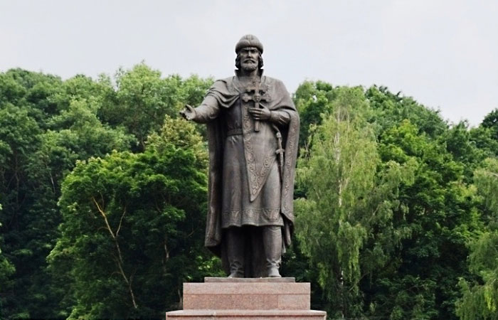 Памятник князю Владимиру в Смоленске.