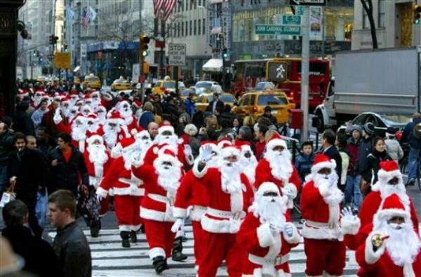 Шествия Санта-Клаусов поднимают людям настроение
