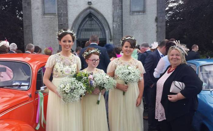 Подружки невесты у церкви на свадьбе в Драмсне.