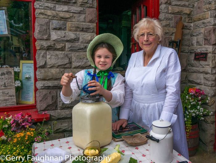 Миссис Элла Гэннон из Драмсны и ее внучка Эмили делают домашнее масло. \ Фото: @gerryfaughnan