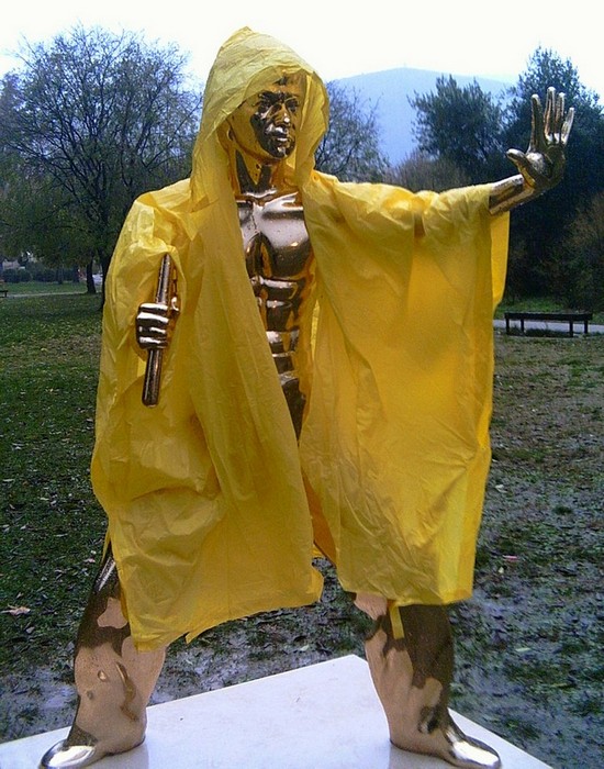 Статуя Брюса Ли.