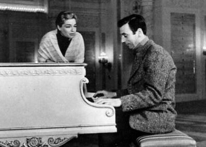 Он - за роялем, она - рядом. /Фото: vestnik.com