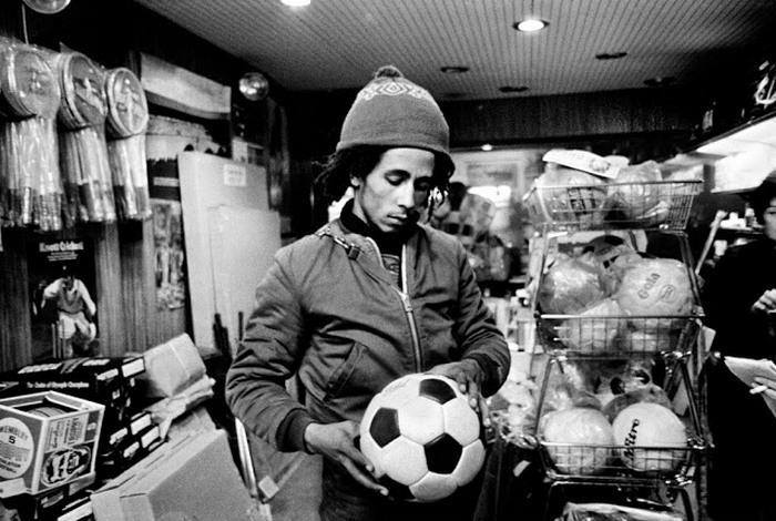 Боб Марли в спортивном магазине.