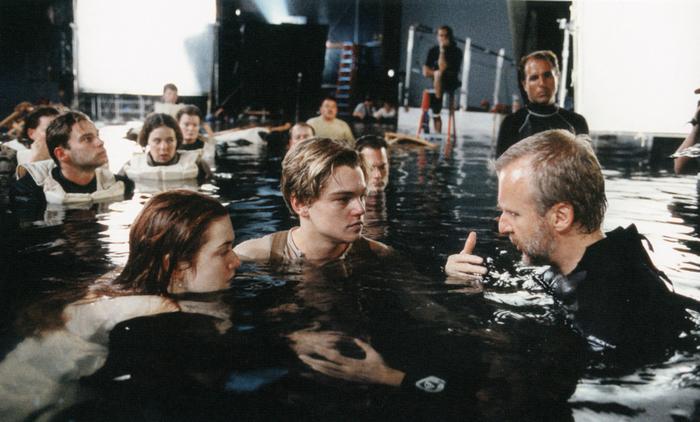 Джеймс объясняет Леонардо и Кейт детали съёмок в воде.