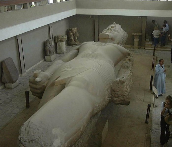 Гигантская статуя Рамзеса II в Мемфисе
