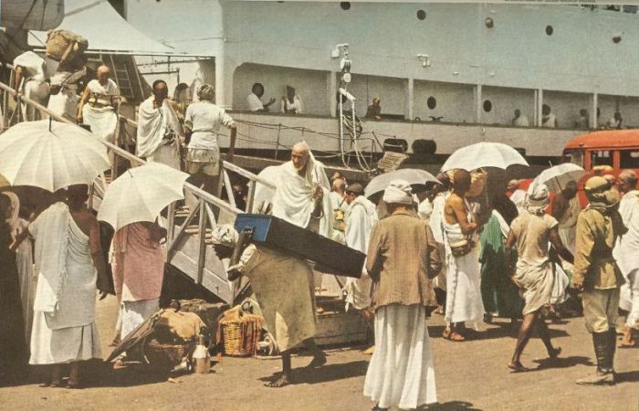 В 1953 году паломники прибывали в Мекку, как правило на кораблях или паромах.