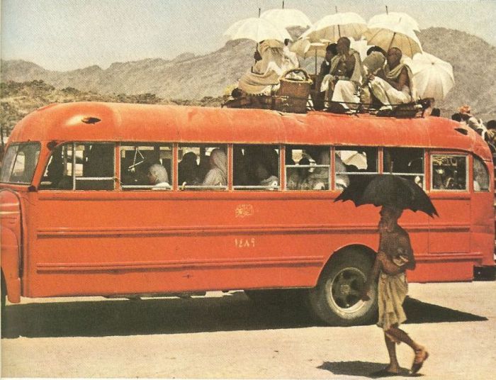 Как и сегодня, для транспортировки паломников в Мекку использовали автобусы.