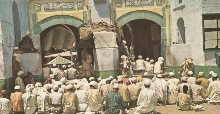 Прихожане у входа в мечеть.