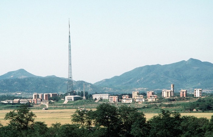 Таинственный поддельный город на границе Северной Кореи.