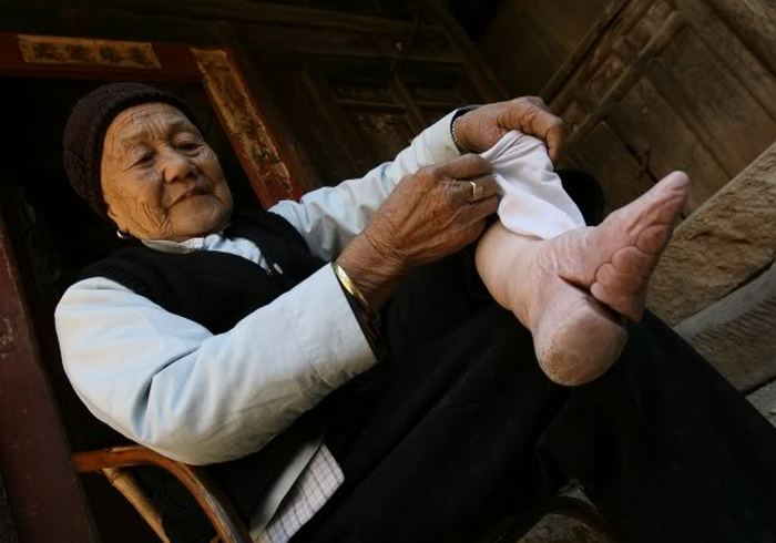 Китайянка демонстрирует ножки-лотосы.