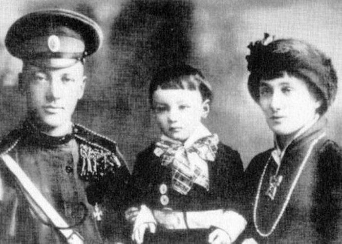 Анна Ахматова с мужем Николаем Гумилёвым и сыном. / Фото: kp.by