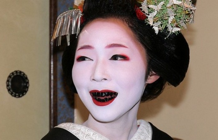 Чёрные зубы - красота по-японски. / Фото: sonnikonline.club
