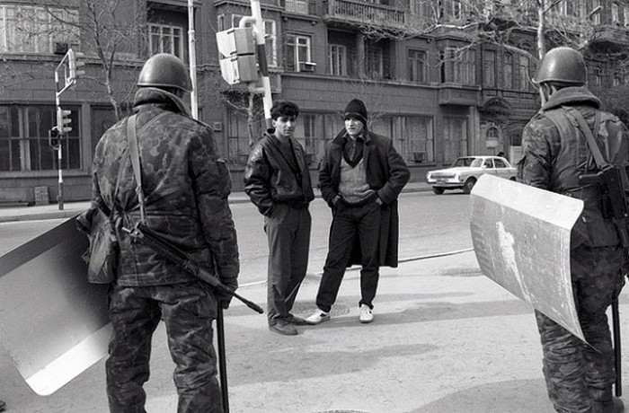 Солдаты на улице города Баку после введения военного положения в 1990 году. / Фото: rusplt.ru