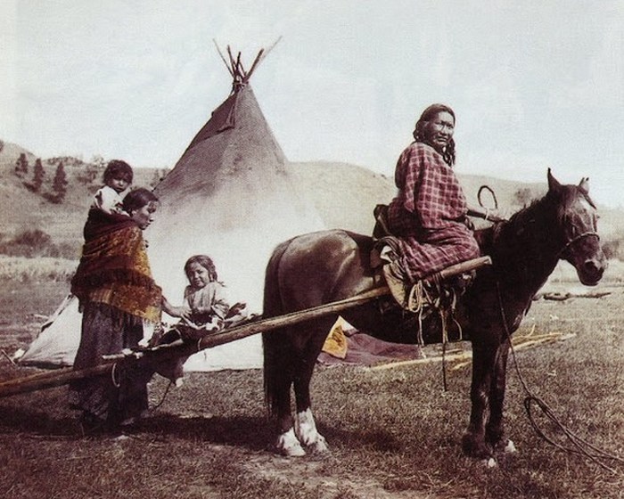 Сильная левая рука и его семья, резервация северных шайеннов, 1906 год.