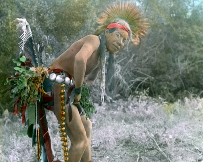 Танцор индейского племени кроу, начало 1900-х годов.