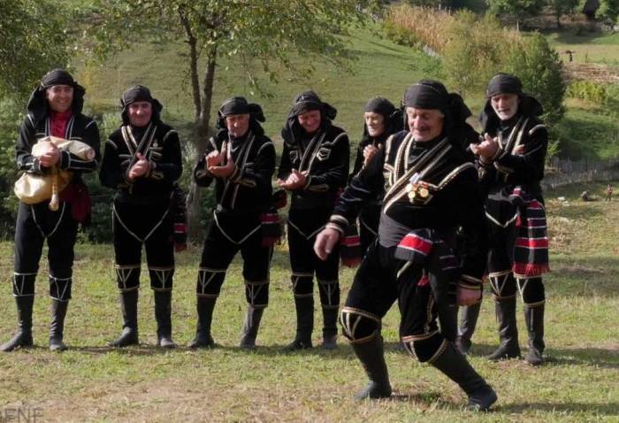 Просто диву даёшься, как зажигательно танцуют грузинские долгожители!