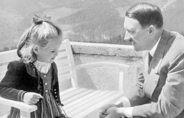 Гитлер и Нинау в баварских Альпах.