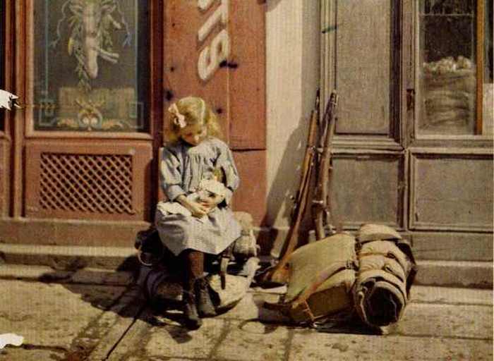 Девочка и ее кукла. Реймс, Франция, 1917