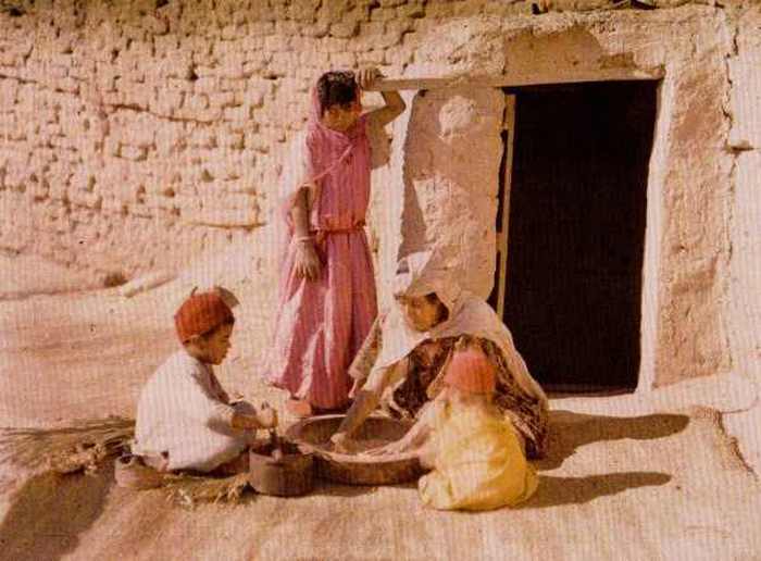 Алжирская семья готовит кускус. Бискра, Алжир, 1909-11 