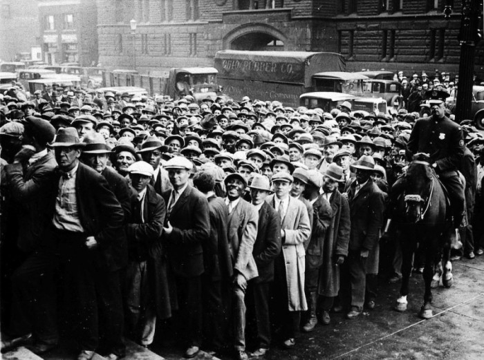 Очередь американских безработных во времена Великой депрессии.