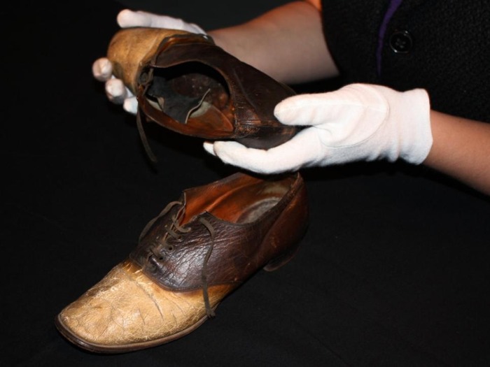 Та самую обувь из кожи «Большого Носа» в руках директора музея Carbon County Museum Тиффани Уилсон 
