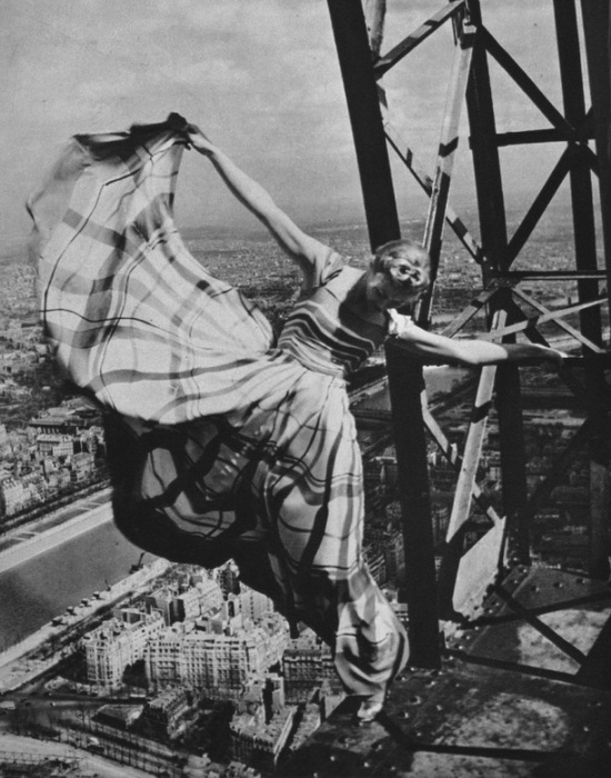 Лиза Фонсангривс на Эйфелевой башне. Париж. Франция. 1939 год./Фото: culture.ua