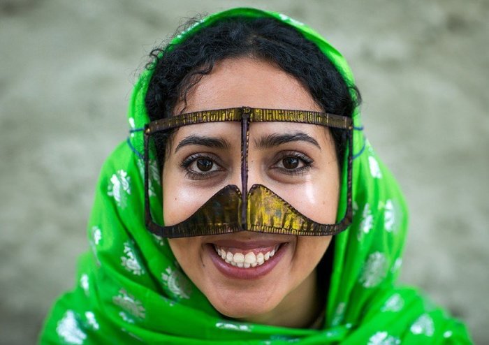 Бурка, рубанд, некаб-е: Для чего иранским женщинам усатые маски.