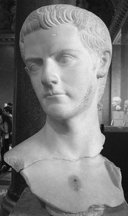 Бюст Калигулы в Лувре.
