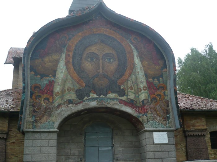 Мозаика, выложенная на портале церкви Святого Духа.