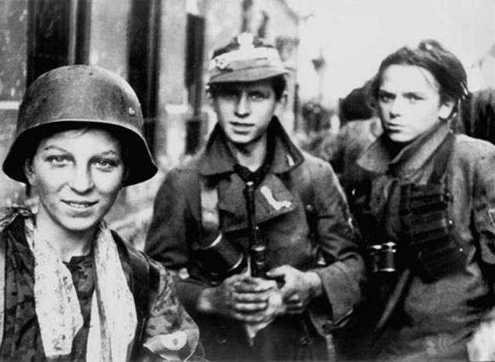 Молодые польские бойцы сопротивления в Варшаве во время восстания, Польша, 1944