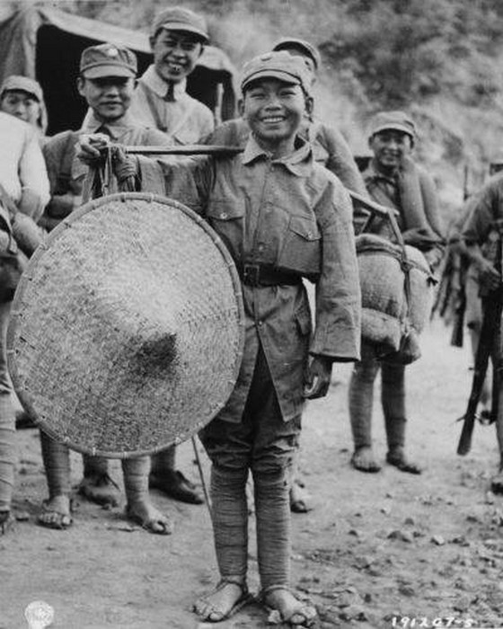 Китайский мальчик, который вступил в вооруженные силы, чтобы помочь солдатам 39-й китайской дивизии во время боев за Салуин, Китай, 1944.