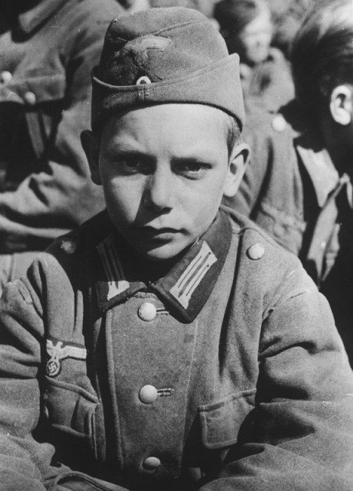 13-летний мальчик-солдат, который был взят в плен армией Соединенных Штатов в Мартисцелль-Вальтенхофен, 1945