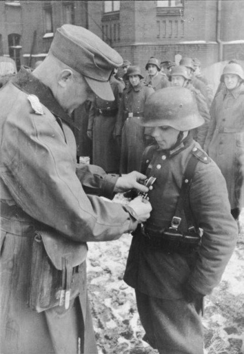 Немецкий мальчик-солдат в плену, Италия, 1944