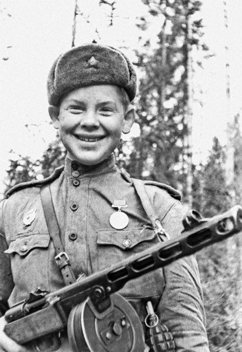 17-летний Саша Капустин с автоматом ППШ-41. Он погиб в бою в 1943 году.