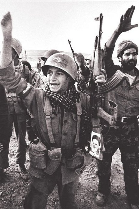 Иранский подросток-солдат после освобождения Хорремшехра