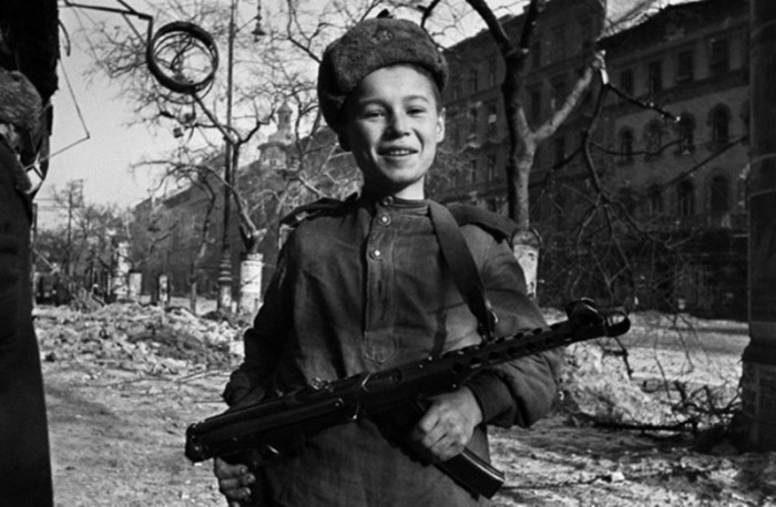 Сын полка с 7,62-мм пистолетом-пулеметом образца 1943 года системы Судаева (ППС-43) на улице Будапешта.  