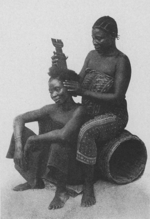 Восточноафриканские женщины заплетают друг другу волосы.