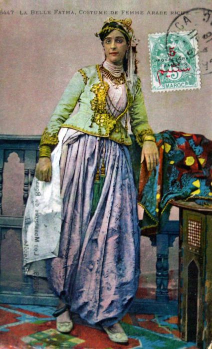 Красивая арабка в традиционном женском костюме.