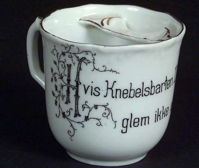 Чашка для усов в музее Norsk Folkemuseum, Осло.