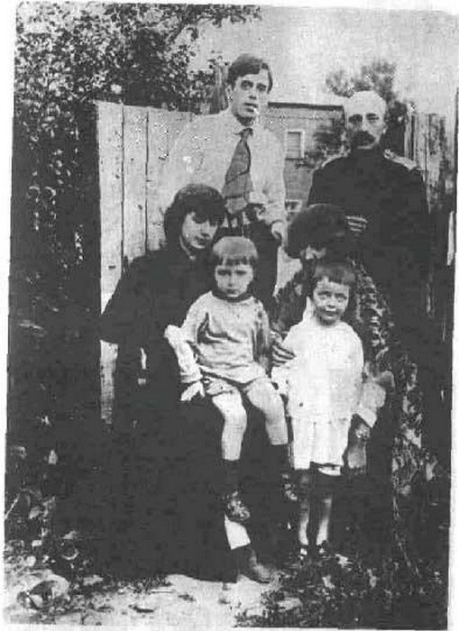 Сестры Цветаевы с детьми и мужьями, Маврикий Минц — справа.