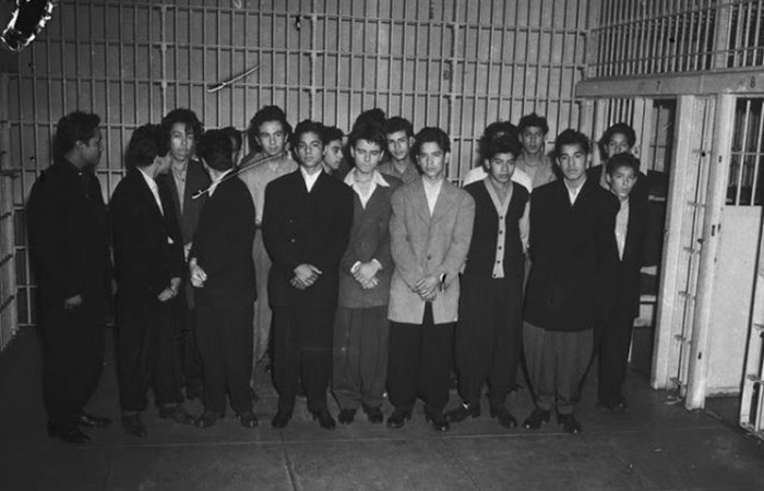 Аресты юношей из мексиканских банд.