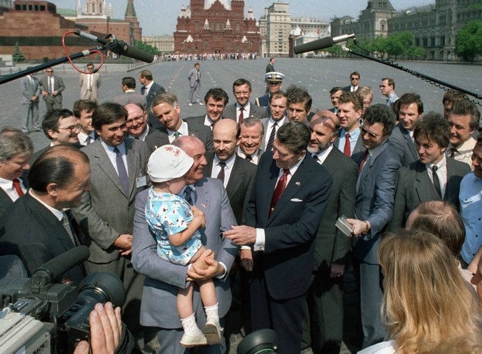 Визит в СССР Рональда Рейгана положил конец холодной войне.