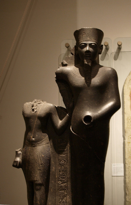 Статуя бога Мина: скульптурная группа Мина и царя Хоремхеба. 14 в. до н.э. Лондон, Британский музей.