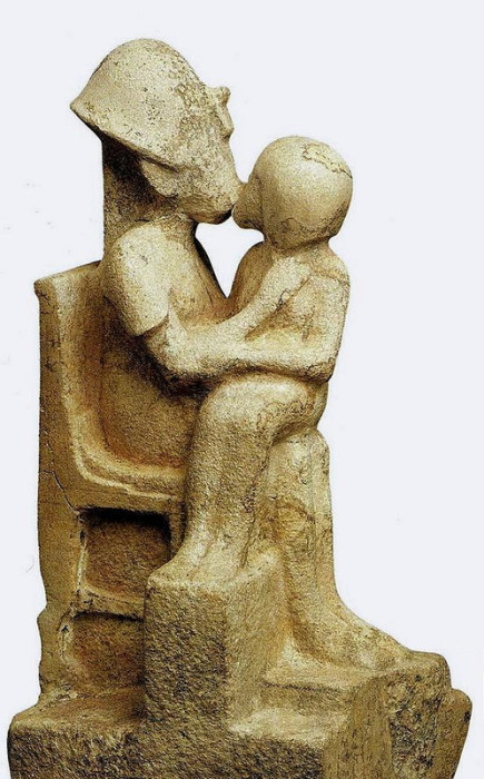 Фараон, целующий наложницу. Известняк. Из эль-Амарны. 14 в. до н.э. Каир, Египетский музей. 