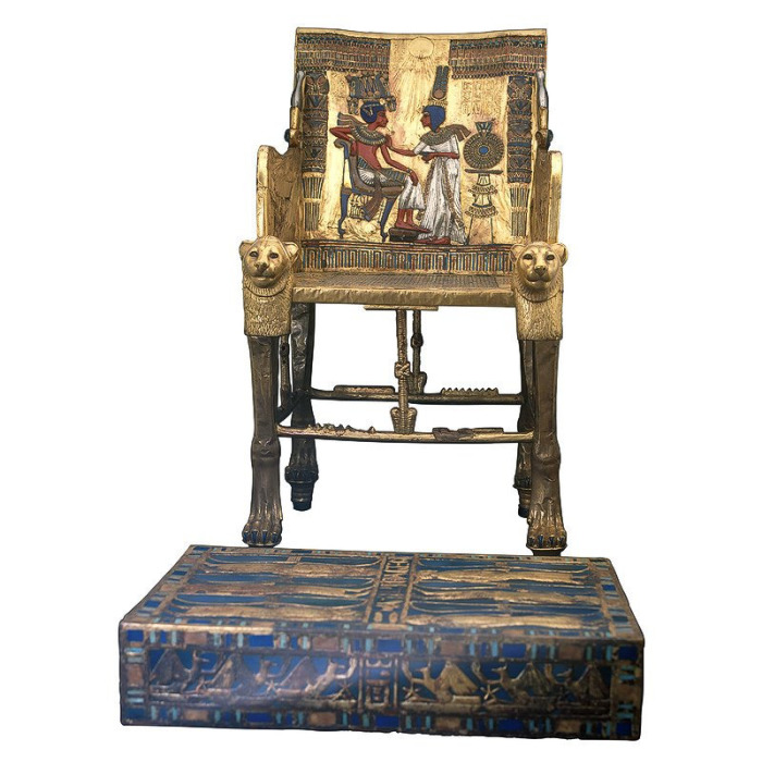 Золотой трон Трон и подставка для ног Тутанхамона. Предыдущее изображение #6 – фрагмент его спинки. XIV век до н.э. Каирский музей